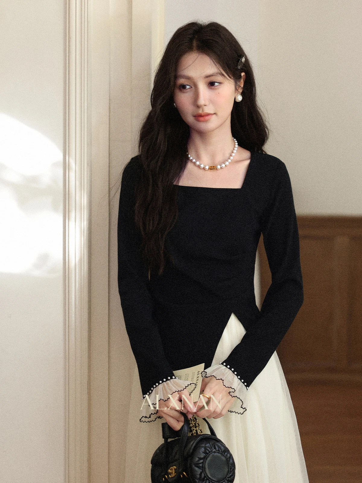 

ALXNAN черная футболка женская нестандартной формы с квадратным воротником и длинными рукавами, хлопковые футболки, осень 2021, топы с жемчужными манжетами и кружевной отделкой L57275