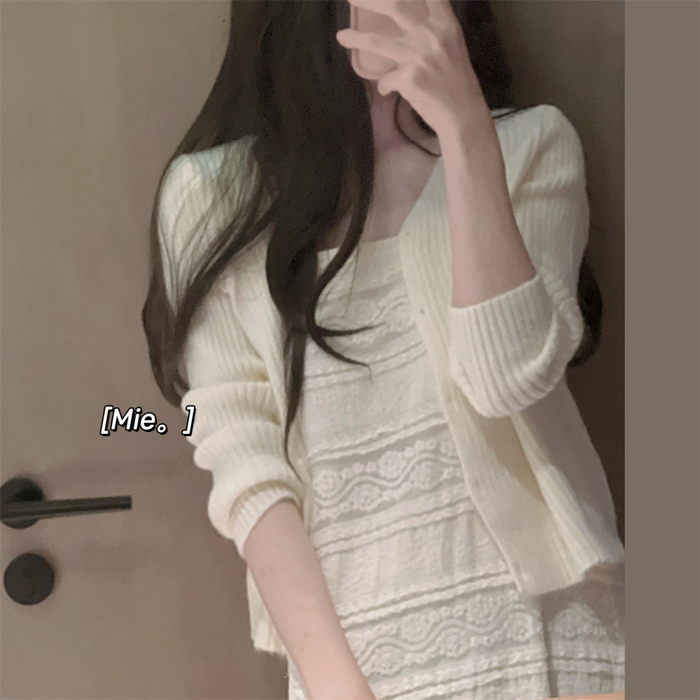 سترة محبوكة حلوة وناعمة على شكل حرف V طويلة Sve سترة صوفية من الحليب الأبيض الملمس من مادة Plu بأزرار علوية مناسبة للخريف والشتاء...