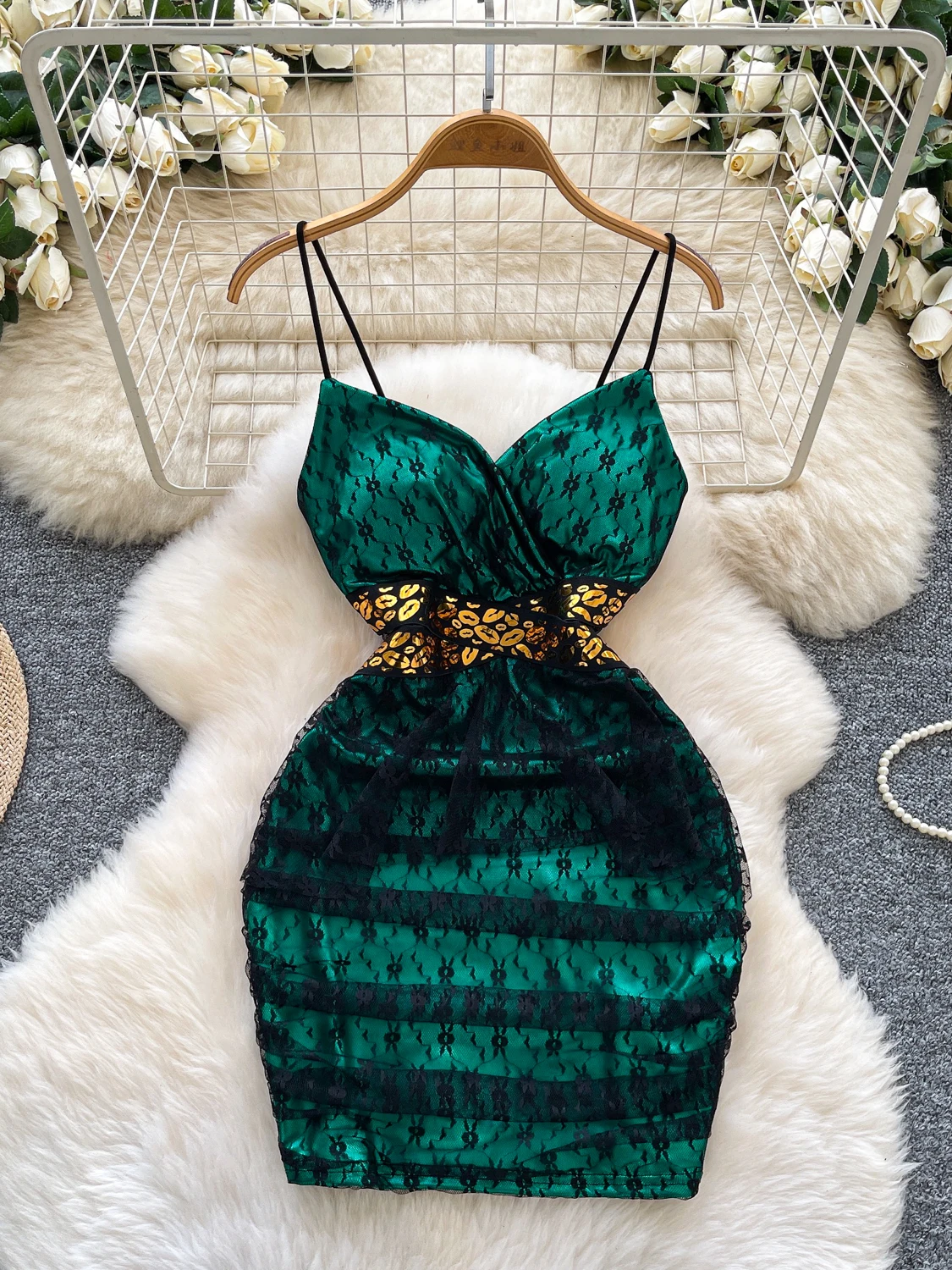 Foamlina Damen 2025, Herbst-Neues Clubkleid, Y2K-Slip-Kleid, sexy V-Ausschnitt, ärmellos, transparente Spitze, hohe Taille, schlankes, figurbetontes Partykleid