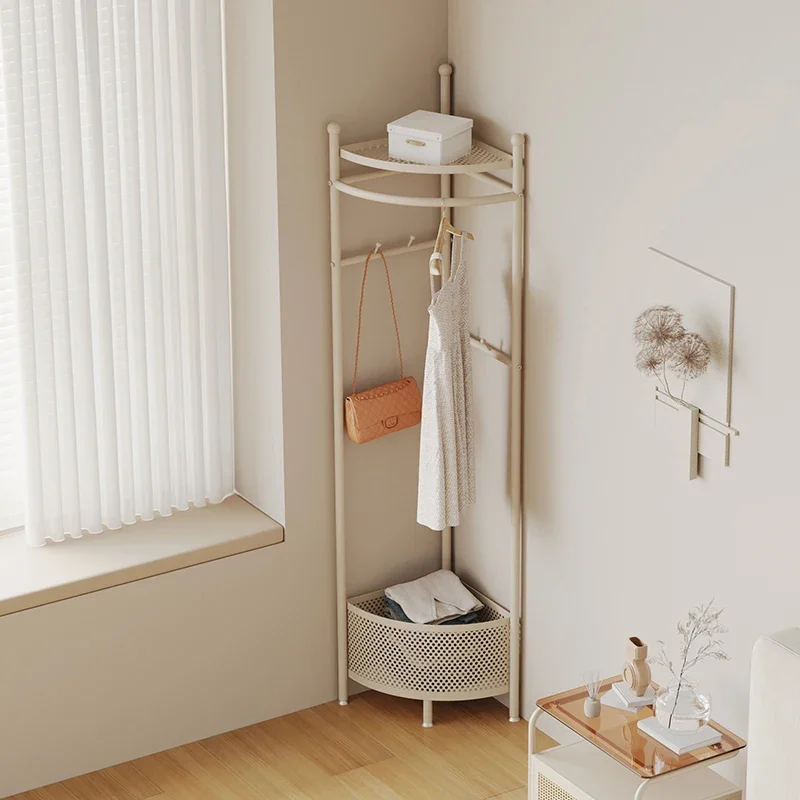 appendiabiti-da-terra-autoportante-ad-angolo-in-metallo-moderno-arredo-per-camera-da-letto-e-ingresso