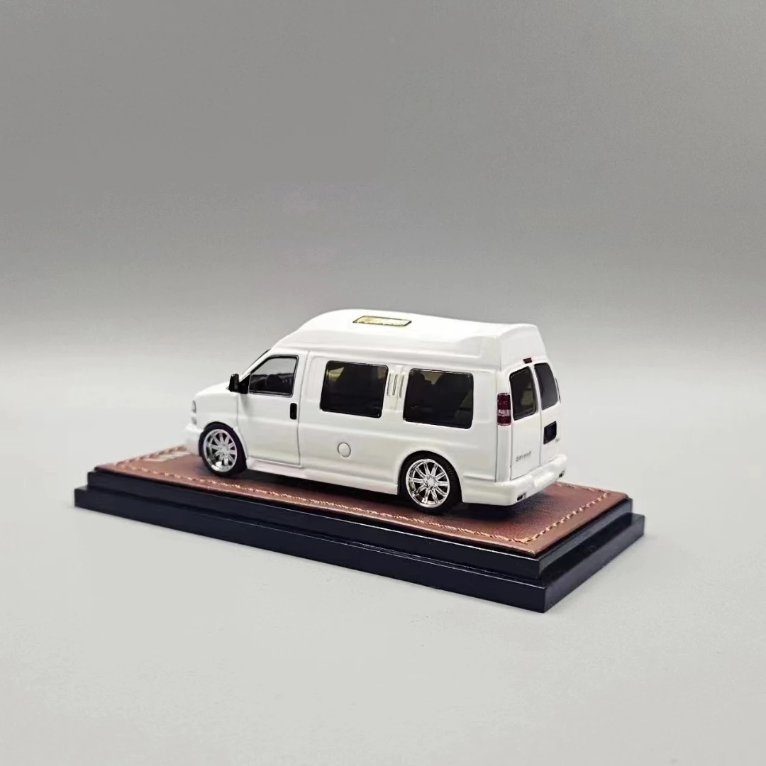 GOC In Stock 1:64 SAVANA Classic Vehicle Pearl White Diecast Diorama Car Model Toys