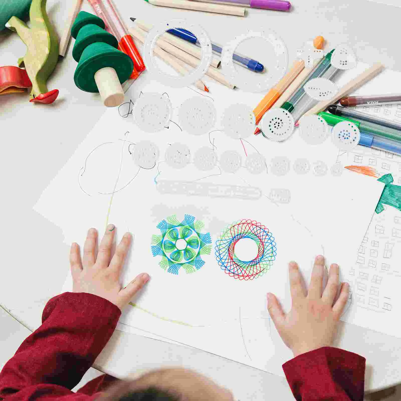 Magische kinderspeelgoedvormen liniaal stencils geometrische tekening kleurrijk schilderspeelgoed