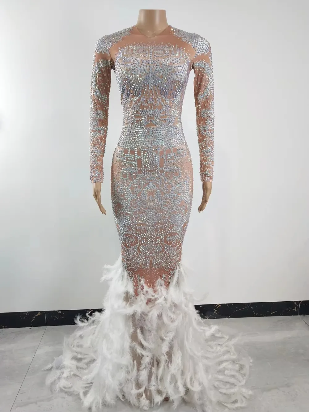 Luksusowa suknia damska z dżetami, piórami i trenem do ziemi, na studniówkę, wieczorne uroczystości, występy sceniczne, dla piosenkarki, prowadzącej program.