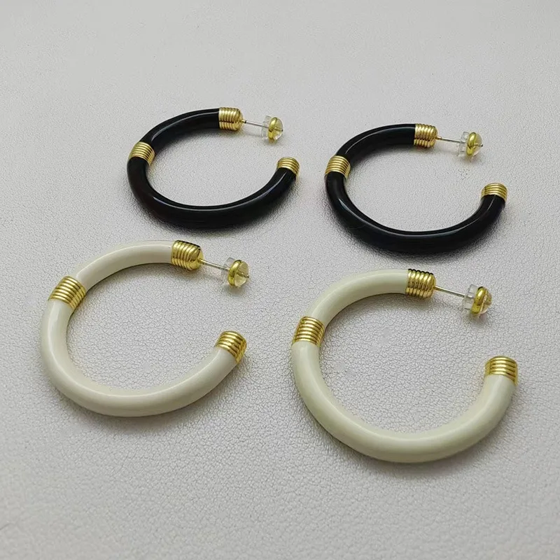

Новые дизайнерские роскошные белые, черные эмалированные женские серьги C-образной формы, модные высококачественные позолоченные женские серьги для вечеринок и банкетов