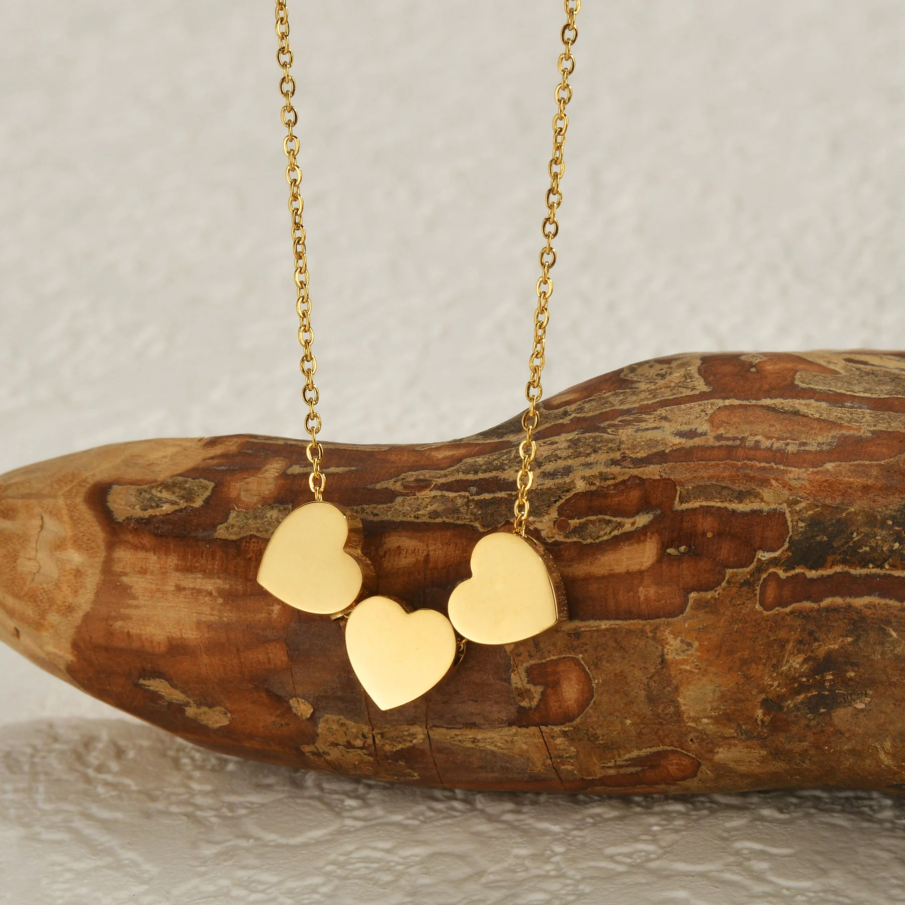 Kissmoon Minimalist Dainty Hearts Pendant Necklace for Women Stainless Steel Gold Color Heart-Shaped Clavicle Chain Jewelry Gift