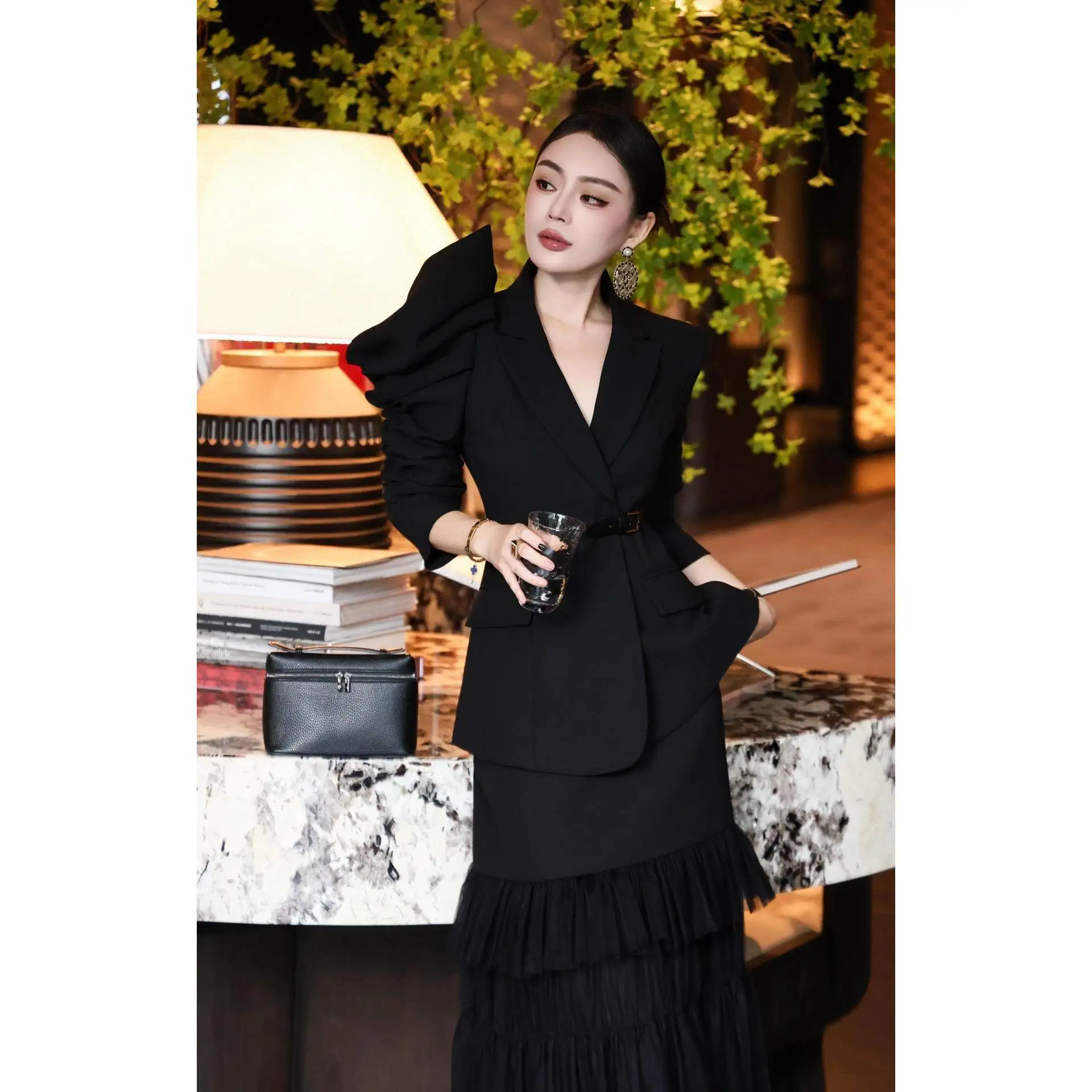 

Элитный костюм-двойка: пиджак и юбка-карандаш, женский, приталенный, с утягивающим эффектом на талии, профессиональный, в деловом стиле