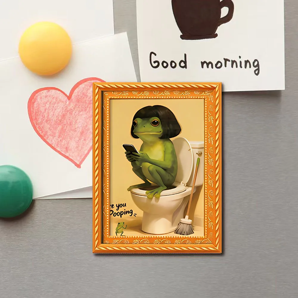 1 Cute Long-Haired Frog Sitting on the Toilet Playing with a Phone Fridge Magnet, Mini Photo Frame Design, Small Creative Frame Hanging Picture, Wooden Craft, Fun Home Decoration, Unique Must-Have Fridge Magnet, Interesting Home Decor Prop, Holiday Gift