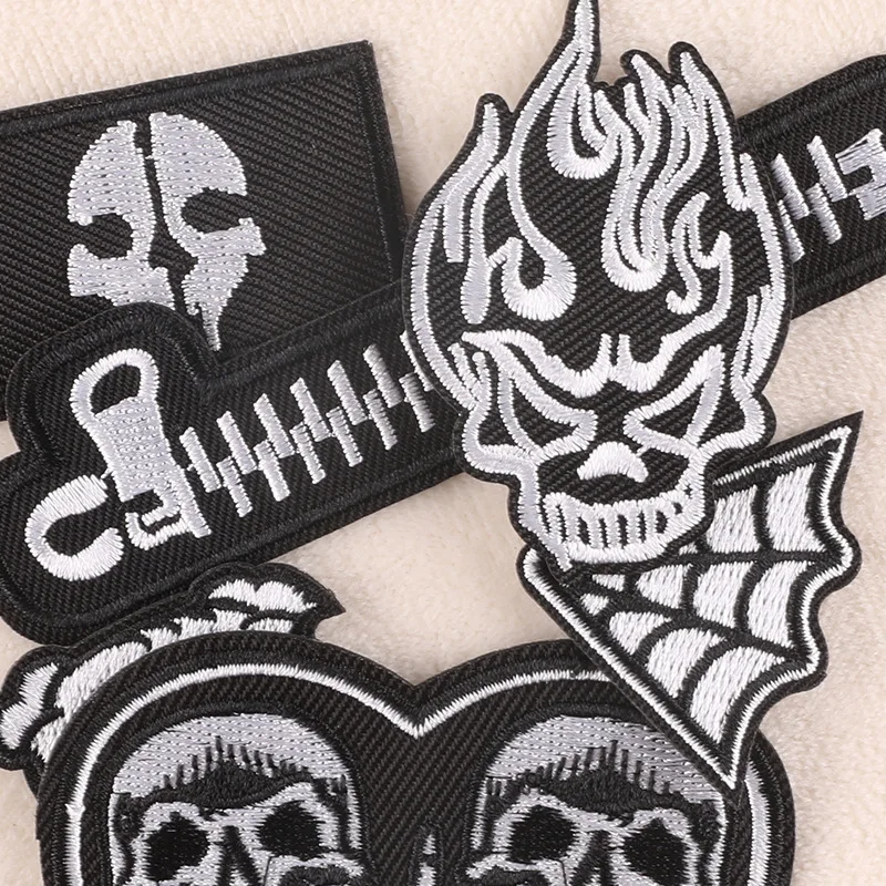 Black White Skull Iron On Patches Rock For Clothes Embroidered Mochila Hat Sew Parches Punk Fabric Diy Naszywki Jacket Sticker