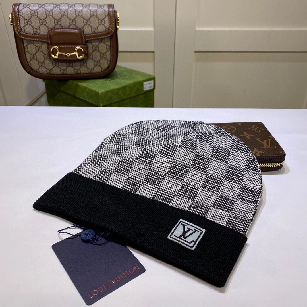 hat takes LOUIS VUITTON Snapback cap for men and women, for adults