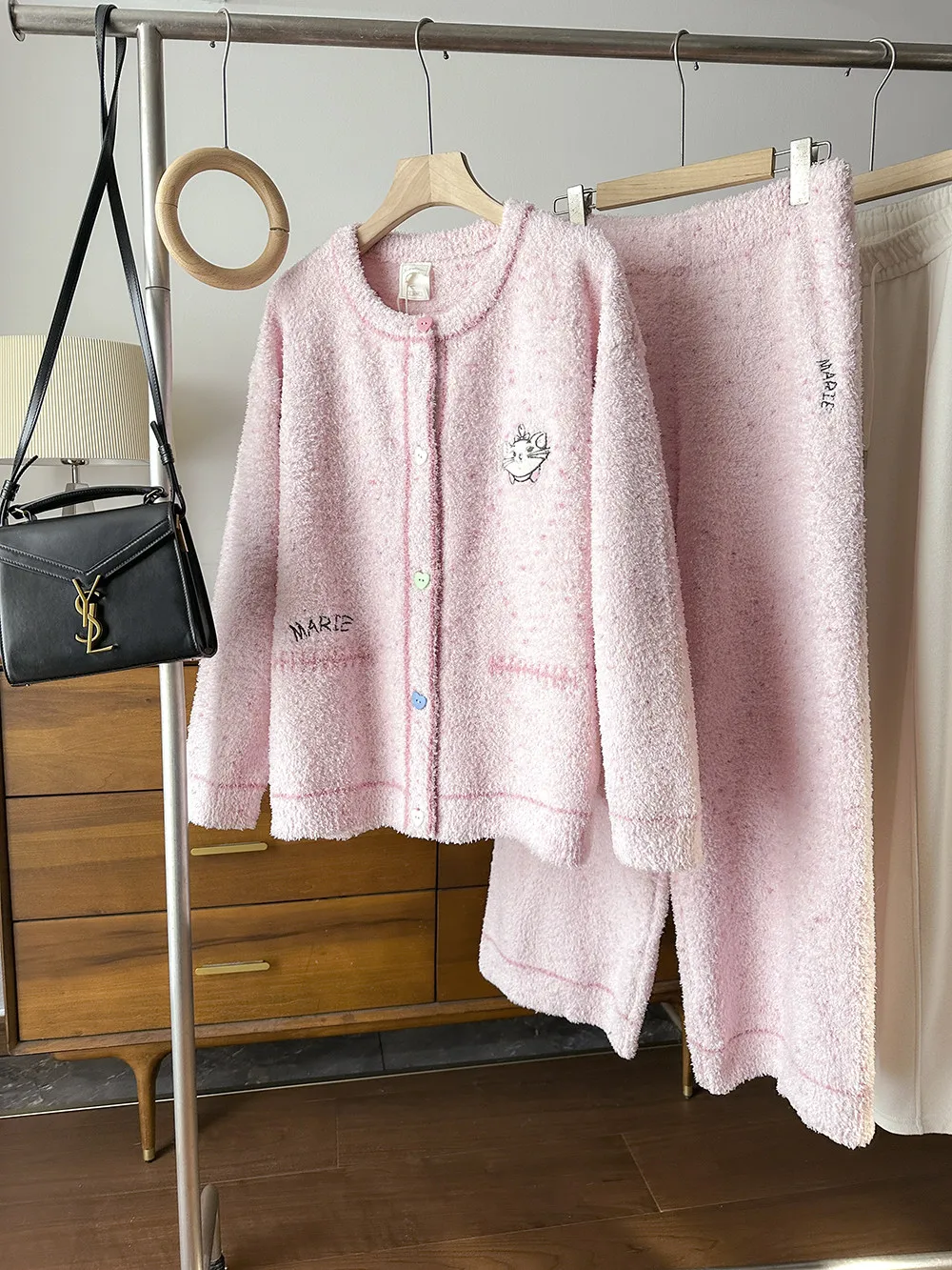 ensemble-de-vetements-d'interieur-d'hiver-doux-et-epais-en-peluche-pour-femmes-pyjama-a-manches-longues-et-pantalon-long-col-rond-broderie-de-dessin-anime-mignon