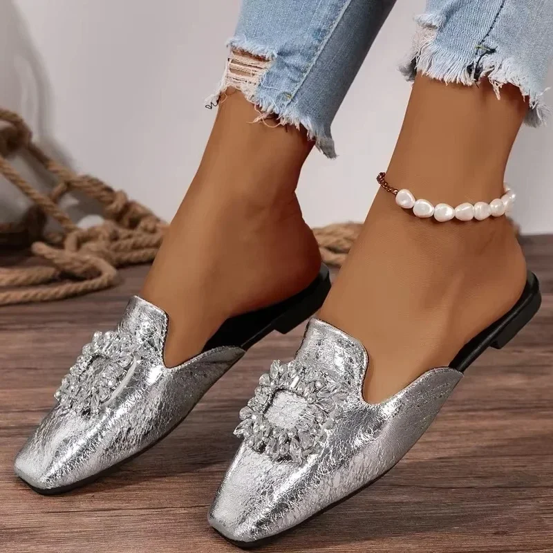 2025 الصيف الفضة البغال المرأة النعال موضة كريستال النعال السيدات في الهواء الطلق الوجه يتخبط أحذية النساء ساحة تو صندل مسطح