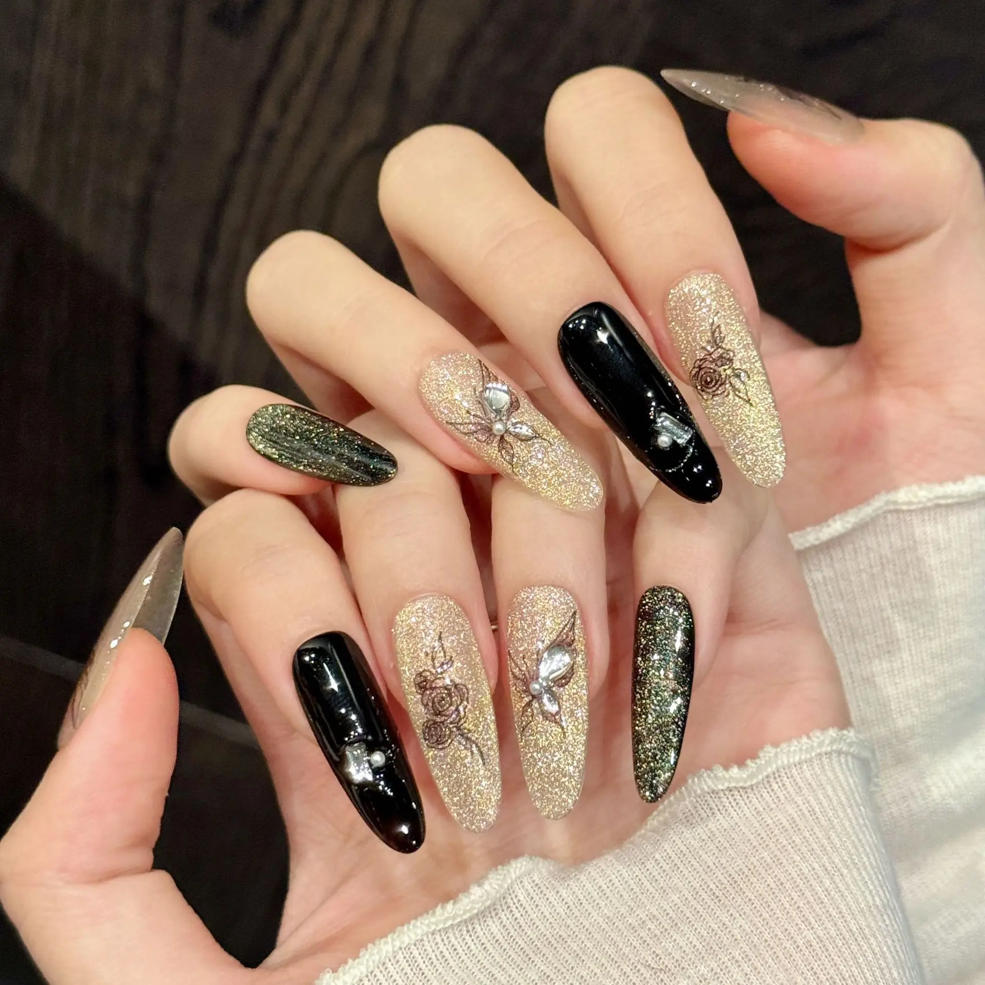 10 Stück handgemachte Gold Cat Eye Press on Nails Glitter Black Rose Butterfly Design Fake Nails Wearable Ins Mandel Falsche Nagelspitzen