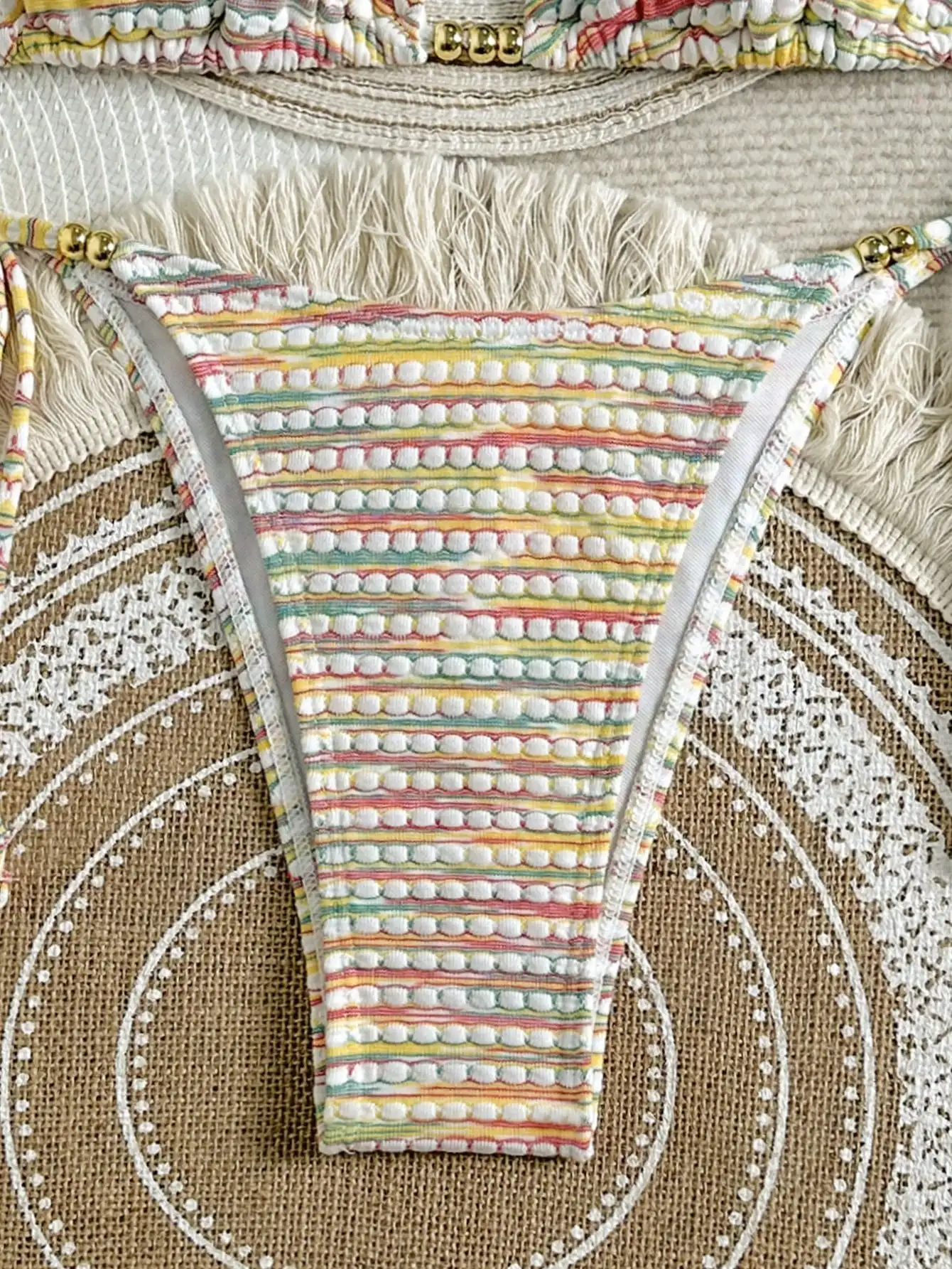 

Многоцветный полосатый комплект бикини с бусинами и завязками на шее и боках для пляжного отдыха