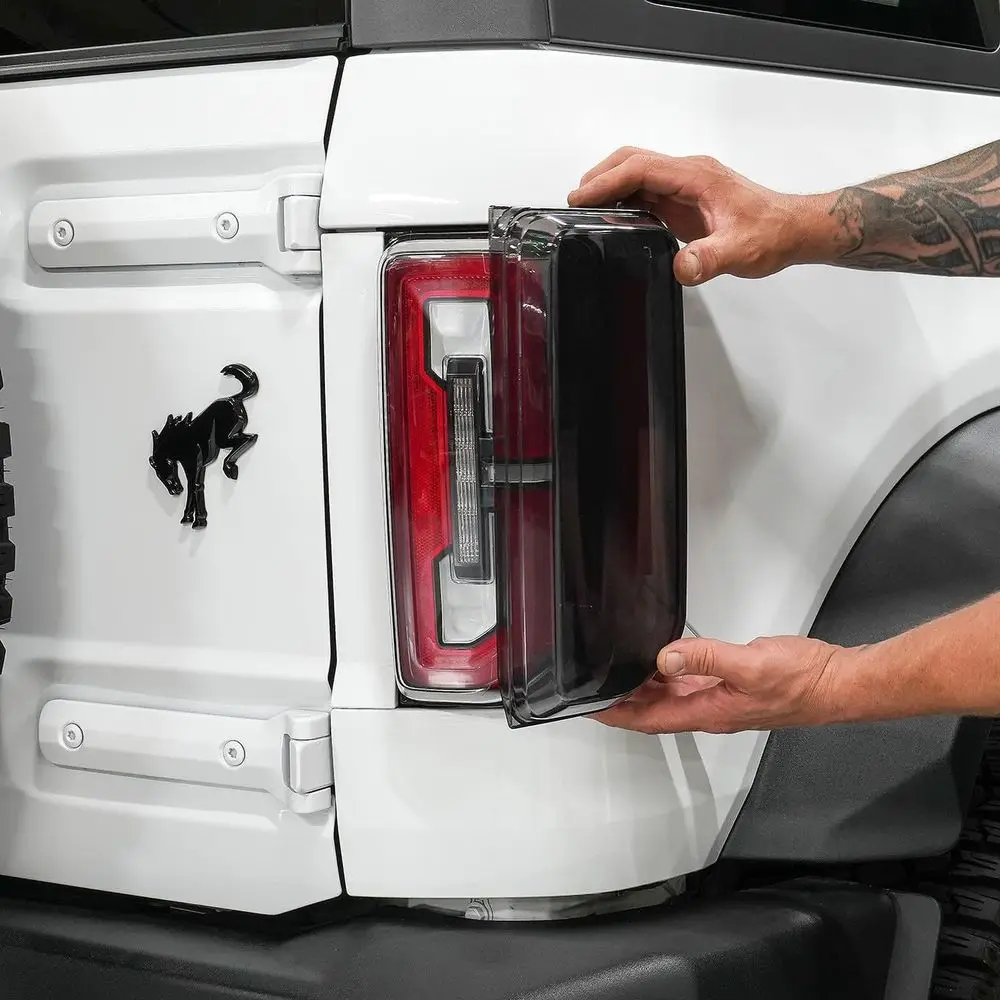 أغطية مصابيح خلفية LED مدخنة IAG I-Line لسيارة Ford Bronco 2021+ 2/4 Door (المصابيح الخلفية LED OEM فقط، لا تناسب القاعدة أو الوضع الرياضي