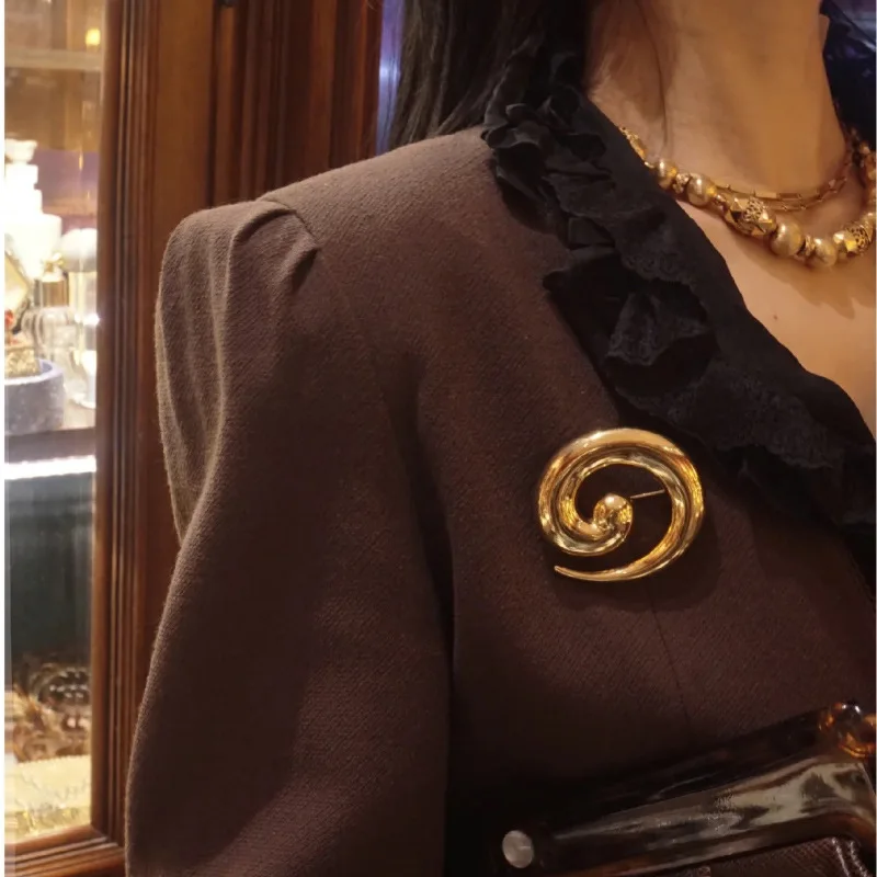Vintage Gold-plated Irregular Metal Smooth Spiral Vortex Broochs for Women Men Suit Corsage Pins Party Jewelry Accessory Gifts