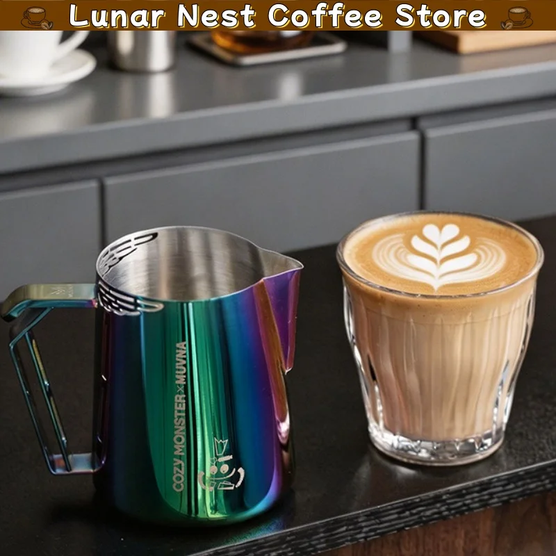 pichet-a-cafe-muvna-cozy-monster-pour-latte-art-en-acier-inoxydable-plaque-titane-colore-pour-la-preparation-du-lait-mousse-ideal-pour-les-amateurs-de-cafe-a-la-maison-ou-au-bar