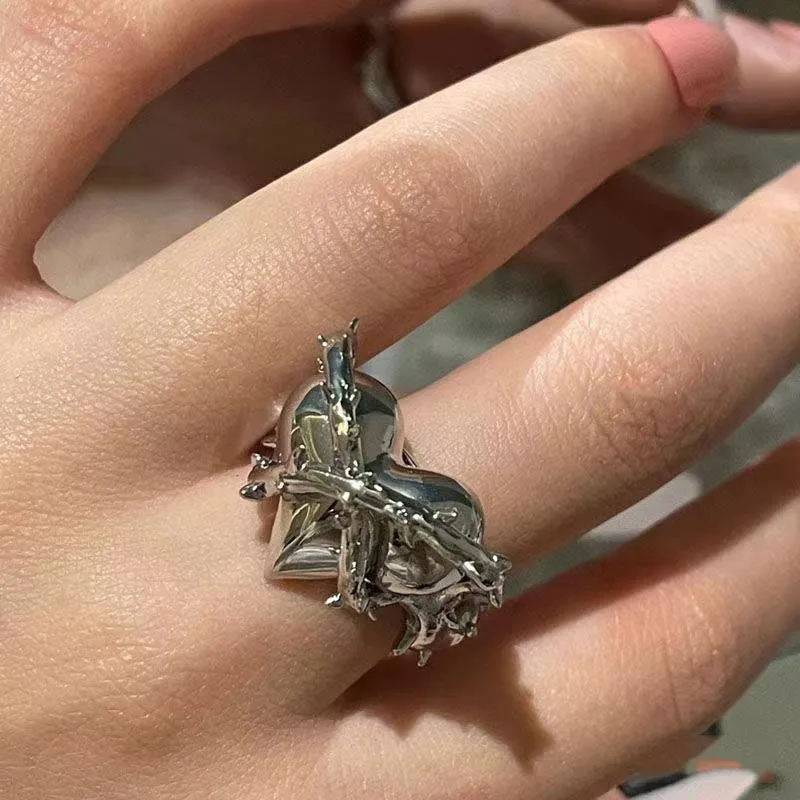 Dark Thorns Heart Ring Punk Hip Hop Gothic Lovers Heart Ring Fashion Street Men and Women Jewelry Gifts