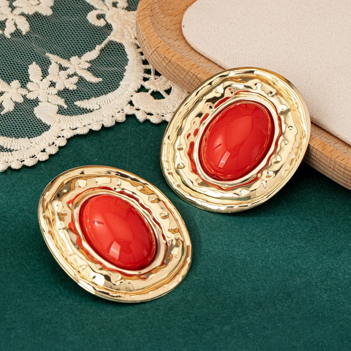 Vintage Rote Emaillierte Gehämmerte Große Ovale Ohrstecker für Damen, Antiker Stil, Kräftiger Welliger Metallrahmen, Königliches Design, Schmuck – Detail 9