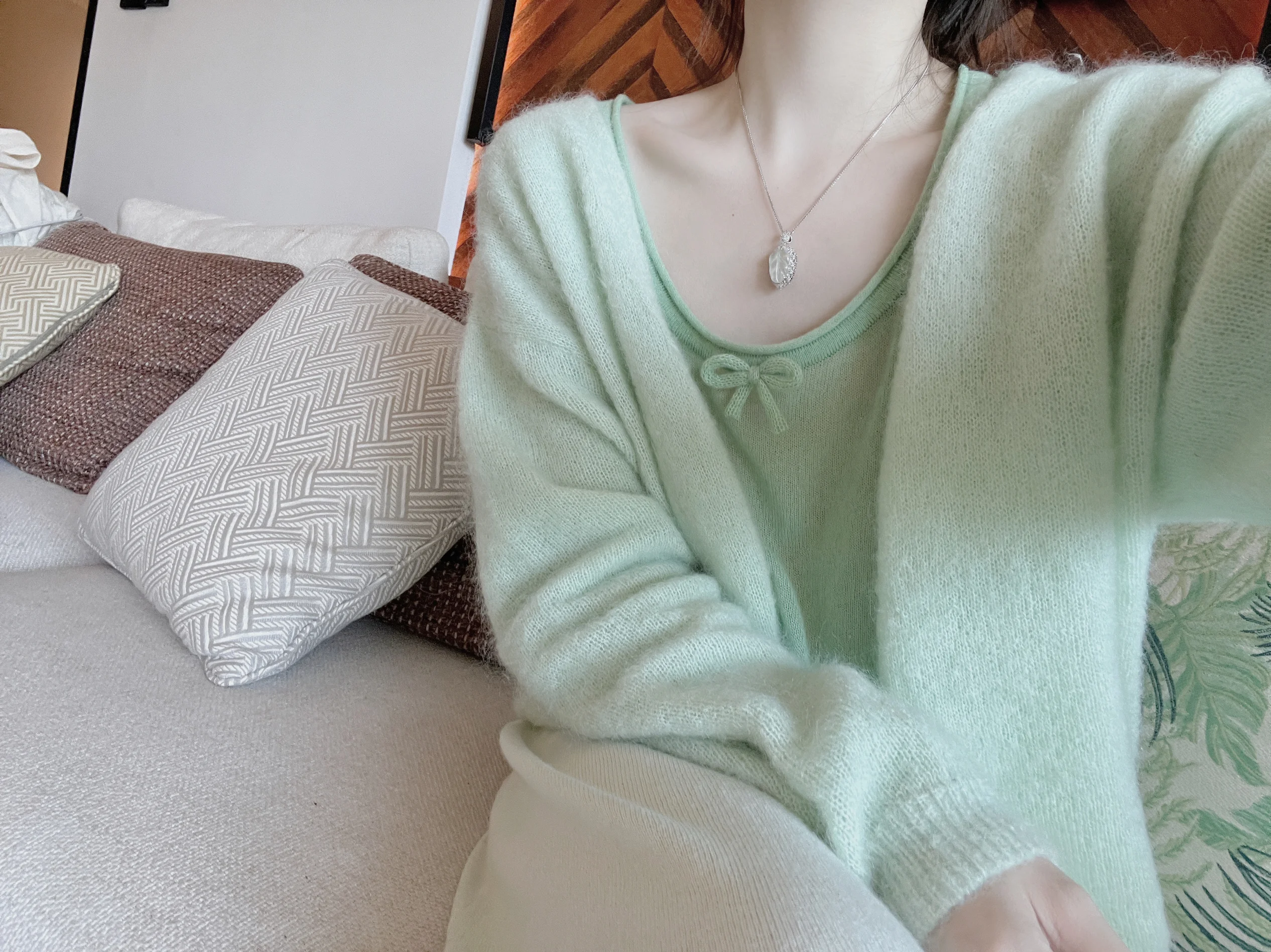 

Уникальный комплект в весенних тонах: кардиган из 24-микронного детского верблюжьего пуха, длинный рукав, круглый вырез, однотонный женский свитер