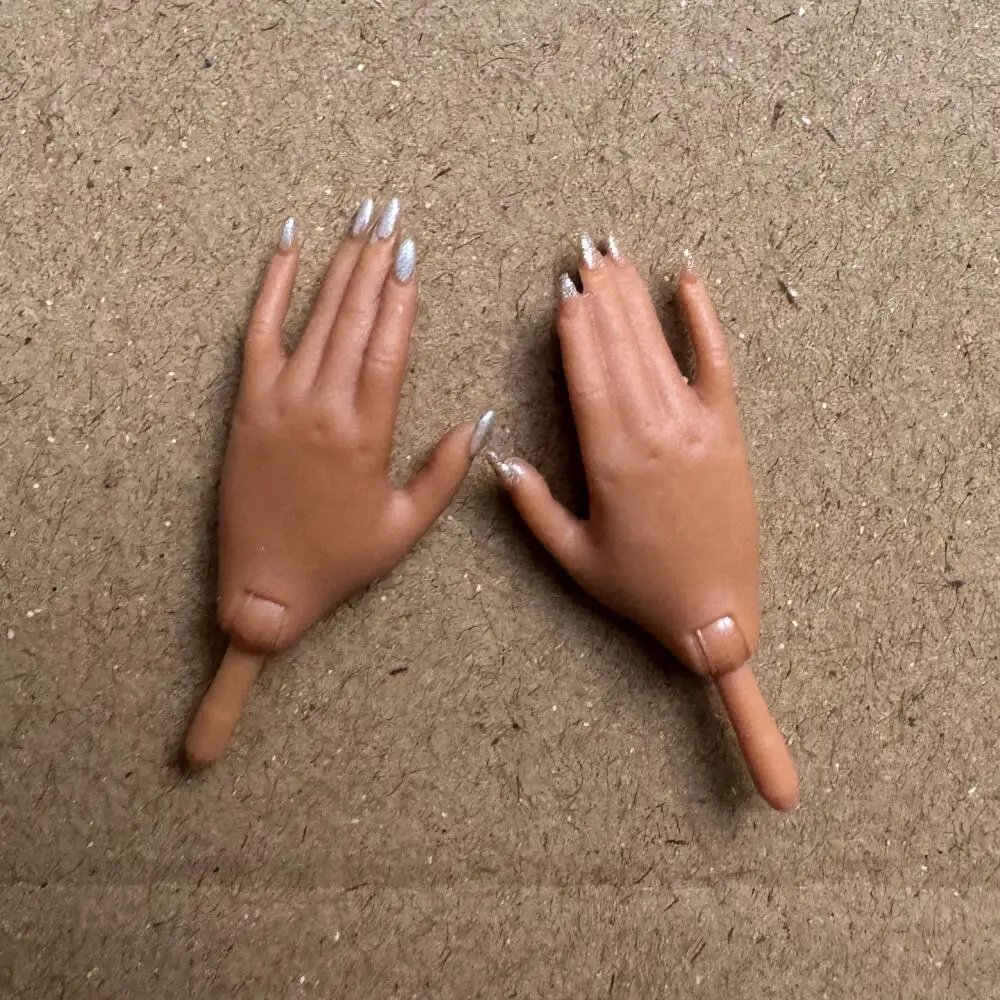 Original Big Sister Doll Ersatzhände LOLS Braun Weiß Hautton Nägel mit rosa grüner Maniküre – Detail 4