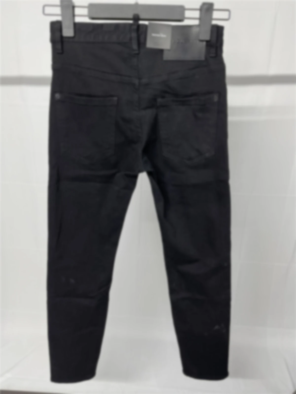 Jeans D2 hitam untuk pria, dengan kaki kecil, usang, modis, slim fit, sedikit elastis, cat tinta cipratan, sederhana 2024