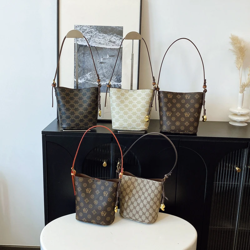 Elegant Luxury High-End Shopper Bag for Women with Large Capacity Commuter Friendly Solid Color and Trendy Fashion