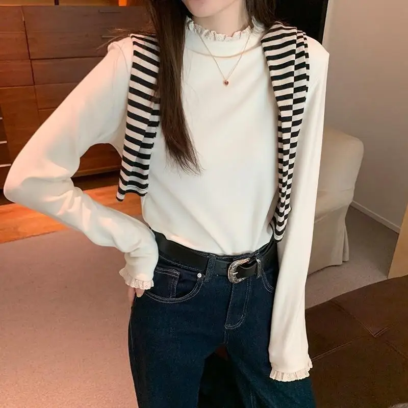 تي شيرت نسائي كوري Sle طويل Sve Mo Ne مزين بالدانتيل بقصة ضيقة وياقة مفتوحة وسحب فوق اللون