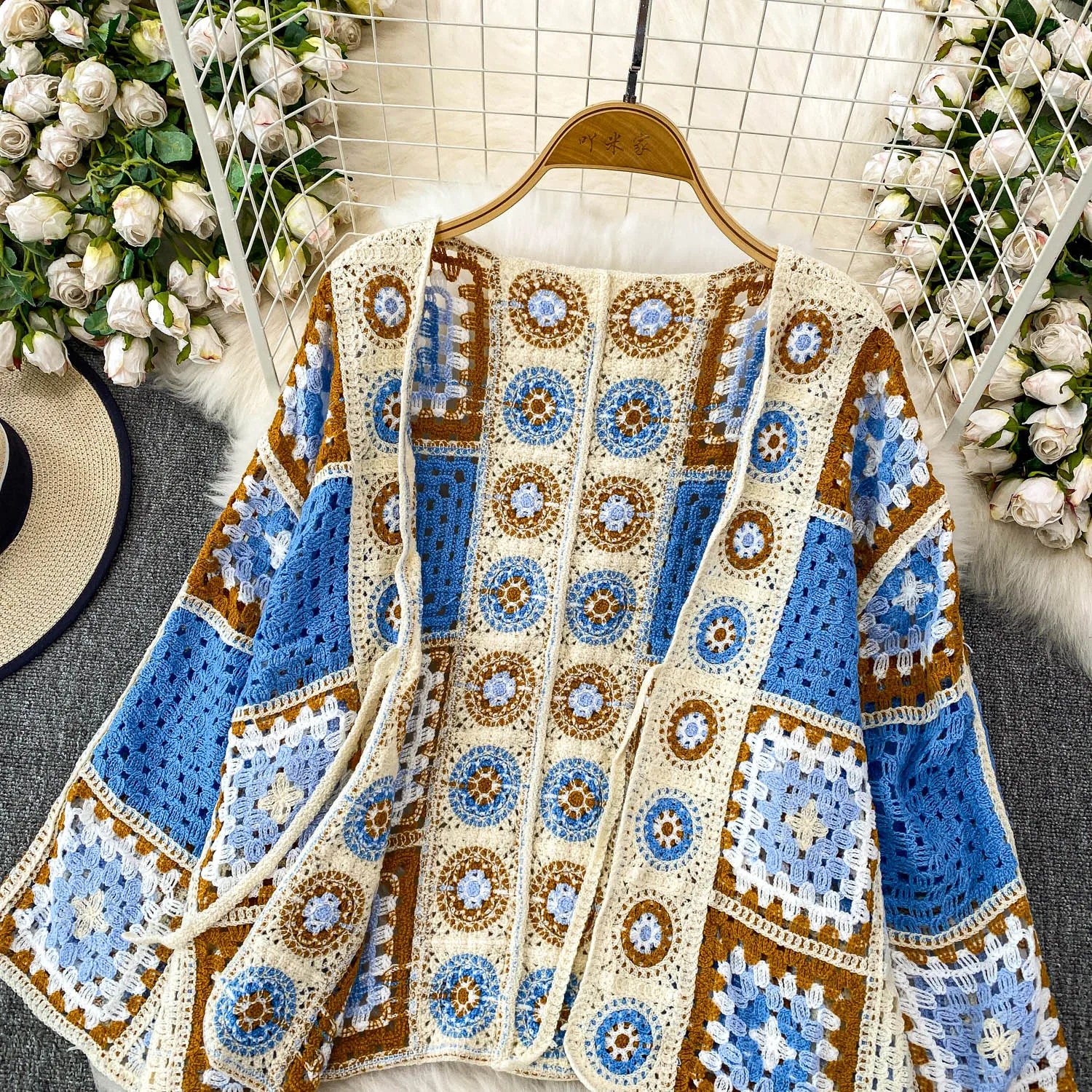Damski kardigan na szydełku z otwartym przodem i wiązaniem, dziergany ażurowy sweter w stylu granny square, luźna kurtka/top, damski letni strój w stylu boho na wakacje.