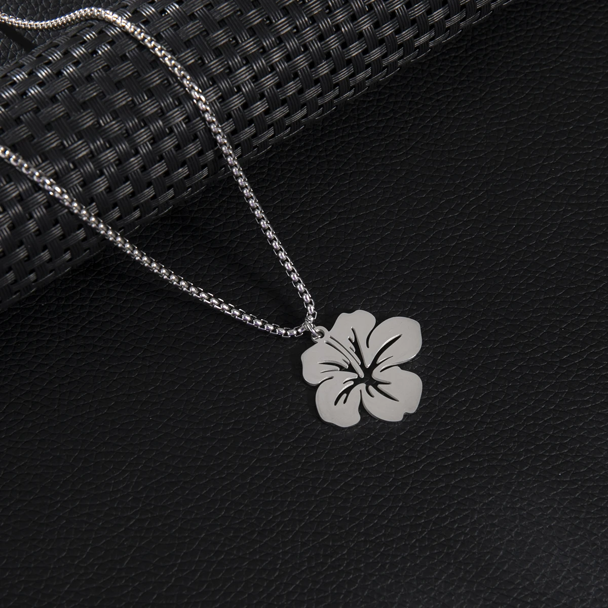 Lucky Charm Lily Flower Stainless Steel Jewelry Women 2024 Dandelion Plant Pendant Clavicle Chain Boho Necklace Collier Femme
