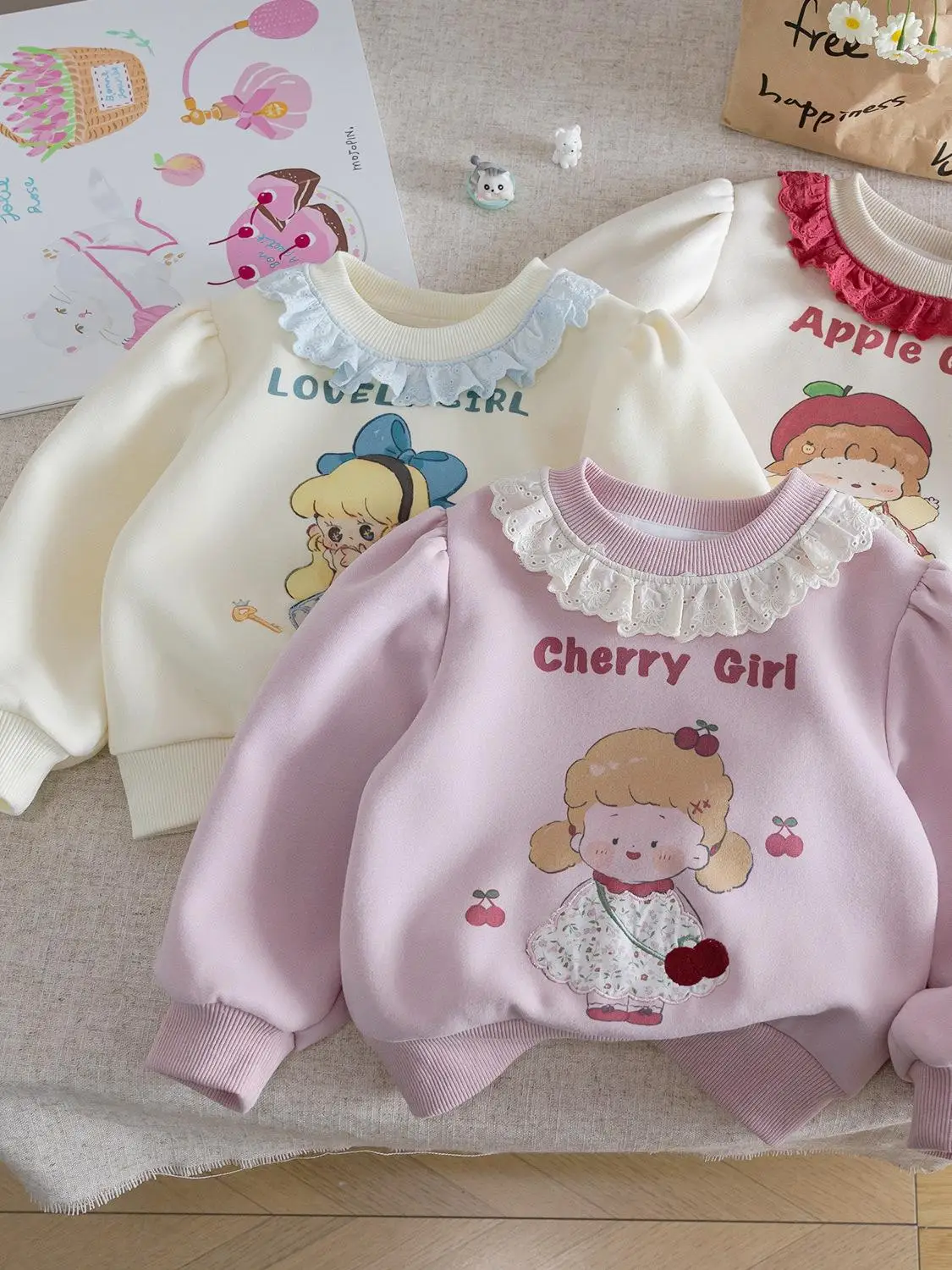 

Модная и милая детская одежда для осени: свитшот с круглым вырезом и длинными рукавами для девочек, с кружевной отделкой.