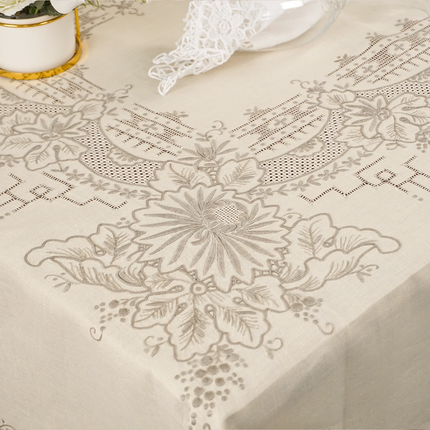 Handbestickte Leinen-Tischdecke 50x67 Zoll - Limitierte Auflage Cutwork Blumenmuster 100% Leinen Erbstück-Tischdecke mit Muschelkanten – Detail 2