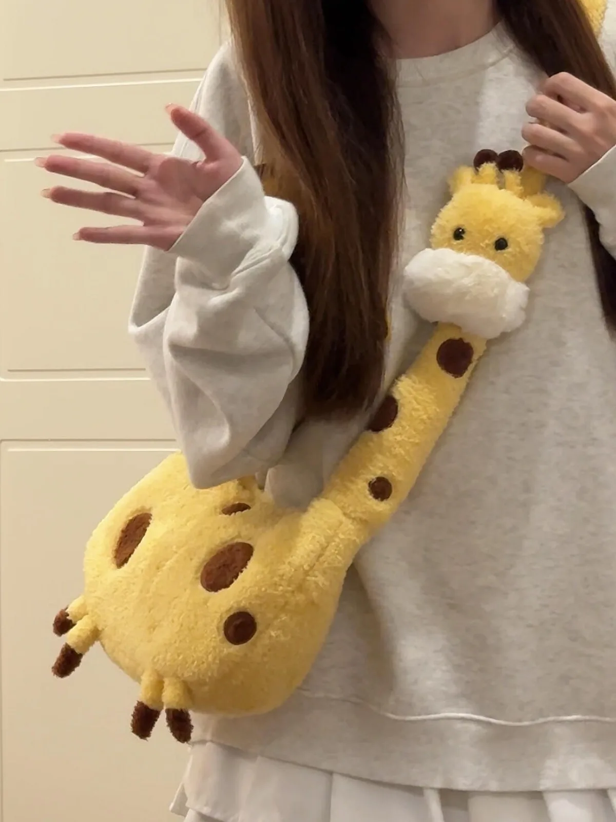 

2025 Winter New Cute Giraffe Plush Crossbody Bag for Women - Cartoon Animal Shaped Furry Sling Bag for Girls Students
