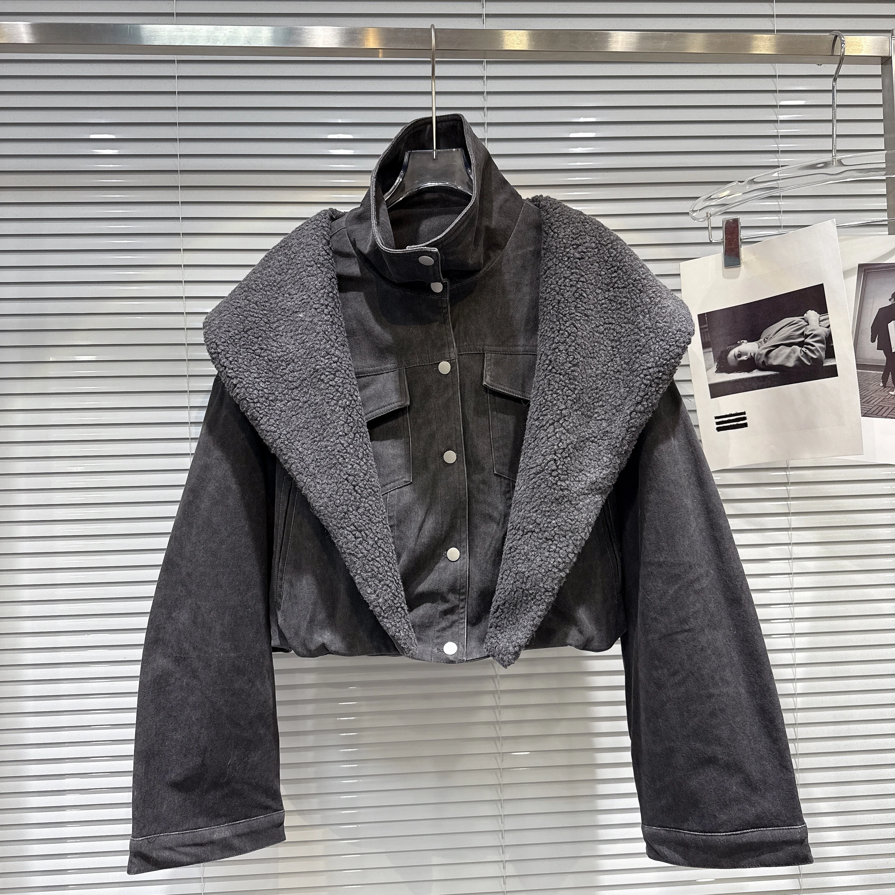 

2025 зимняя новая свободная джинсовая куртка с флисовыми лацканами, короткое пальто, женская верхняя одежда с хлопковой подкладкой