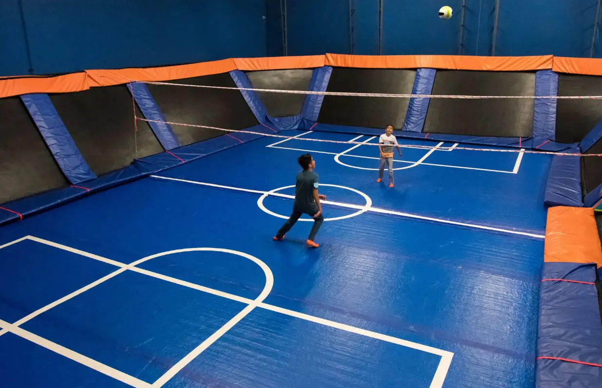 フローティングトランポリンサッカーコートスポーツホールジャンプ体操マットインフレータブルエアコート