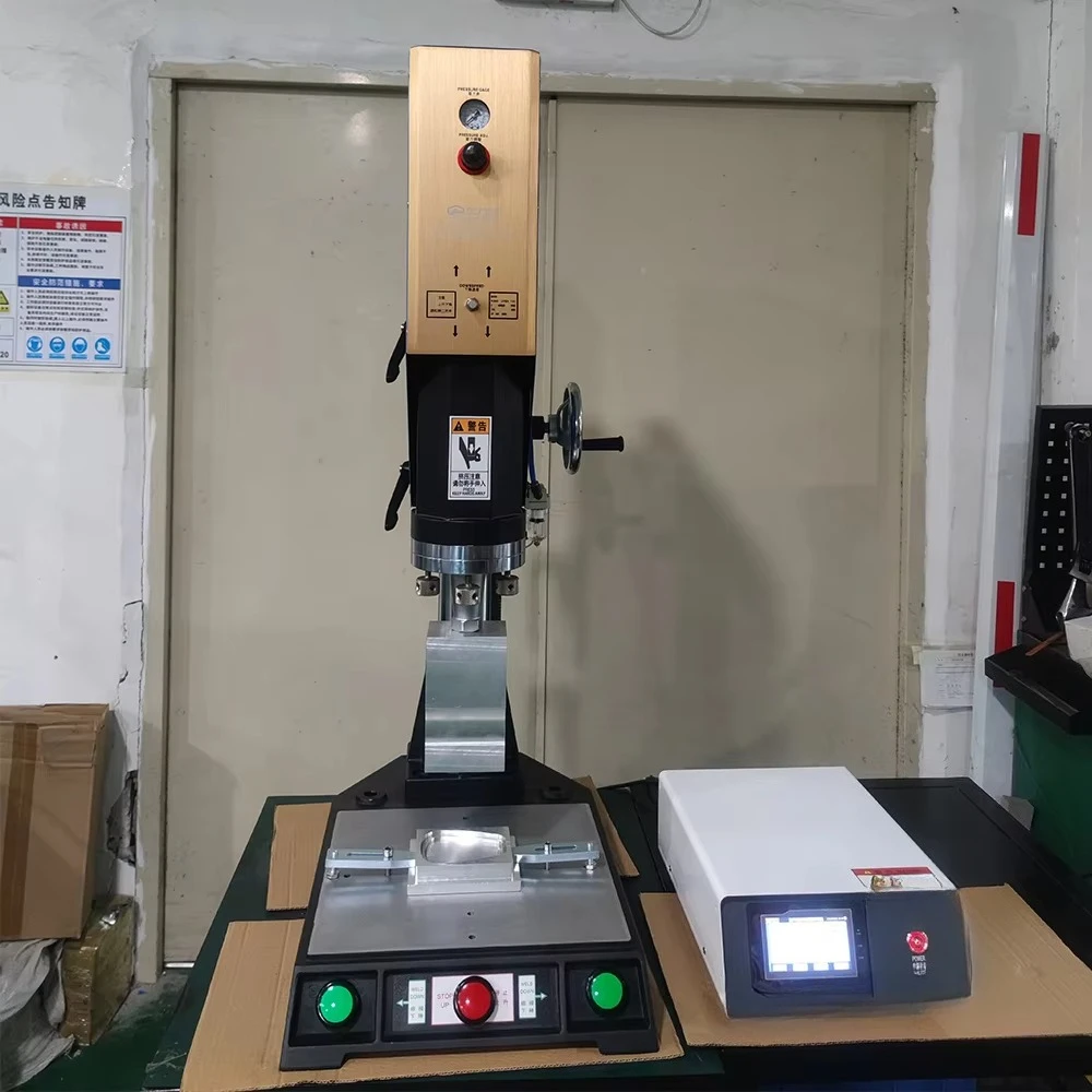 Saldatrice di plastica ad ultrasuoni con tracciamento automatico 15K2600W per materiale in nylon con connettore automobilistico