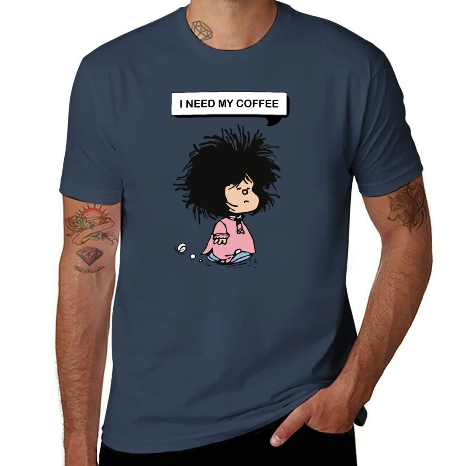 

Disheveled MAFALDA that needs coffee футболка с индивидуальным принтом мужская футболка хлопковые футболки высокого качества с принтами футболка
