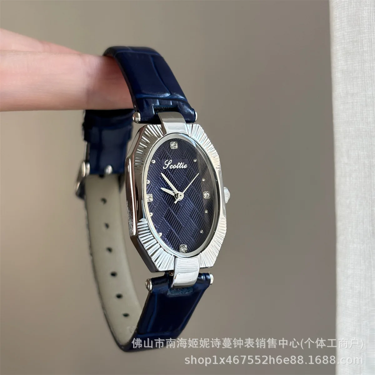 Ladies' Vintage Quartz Watch with Japanese Movement Octagonal Steel Case 32mm Diameter 10mm Thickness Oval Dial Leather Strap