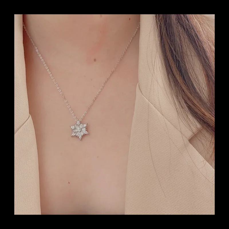 S925 الفضة رائعة شكل ندفة الثلج مطعمة قليلا الزركون ins نمط عيد الميلاد نمط قلادة المرأة تصميم الشعور قلادة