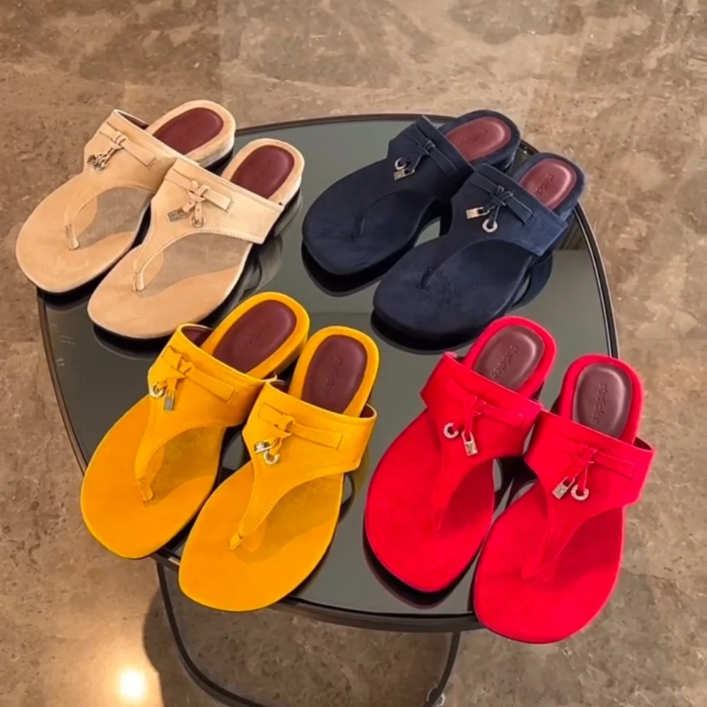Zapatillas con clip en el dedo del pie y borlas con hebilla de Metal a la moda, sandalias para mujer, zapatillas planas de verano para usar en el exterior, zapatos de playa informales para mujer