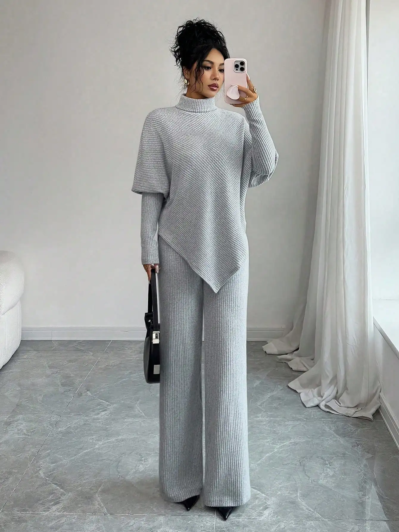 

Женский комплект из двух предметов: асимметричный топ с высоким воротником из ребристой ткани и брюки с широкими штанинами