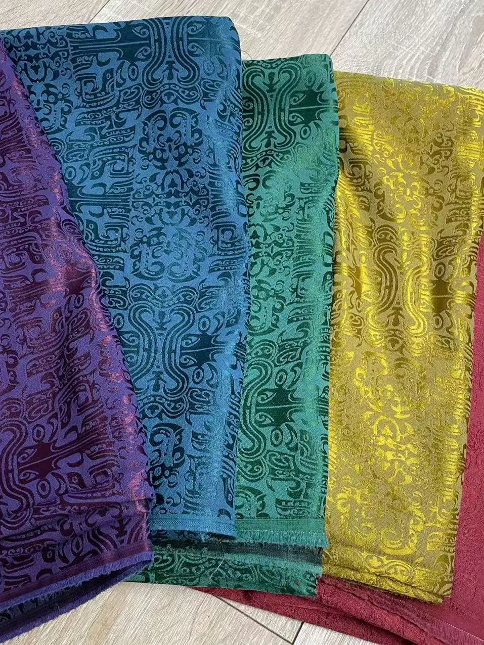 

New Chinese Sle Dr Jaet Silk Fabric with rannosaurus Pattern 50 Momme Fraant Cloud Silk Plain Weave