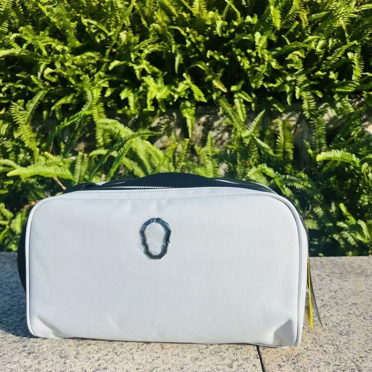

Golf Korea's Popular Large-capacity Golf Handbag Design, High-grade Waterproof Nylon Multi-layer Storage Handbag Skull Design.