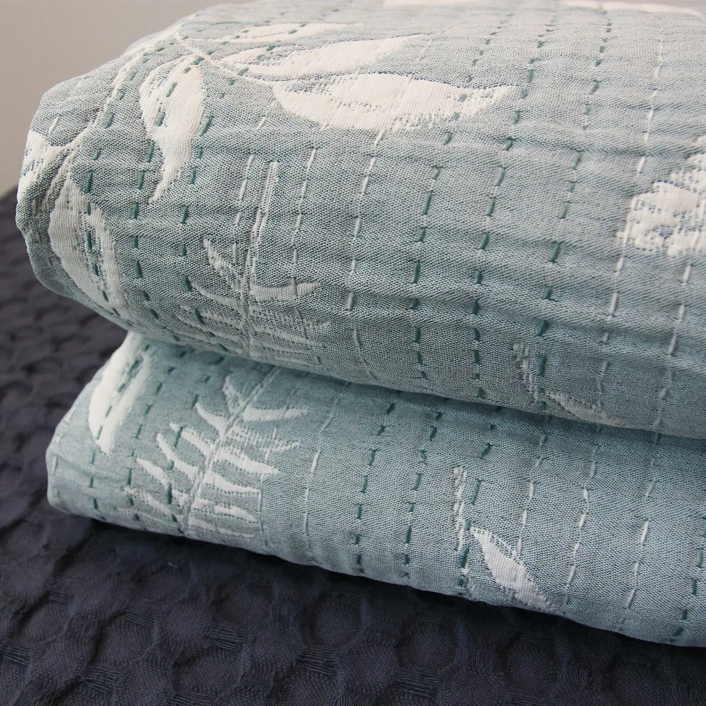 Soft Cotton Muslin Jacquard Leaf Pattern Quilt, Lightweight Breathable Bed Cover Blanket For Adult Bedroom Sofa Guest Room All