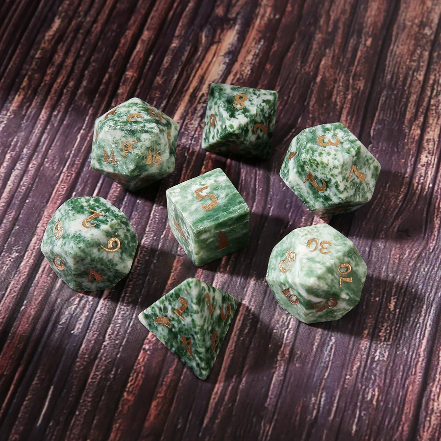 Polyhedral Gemstone Jóias Ornamentos, Natural Green Dot Stone, Símbolo da fonte, Logotipo Padrão personalizado, DND e RPG, Dados, Spot Goods