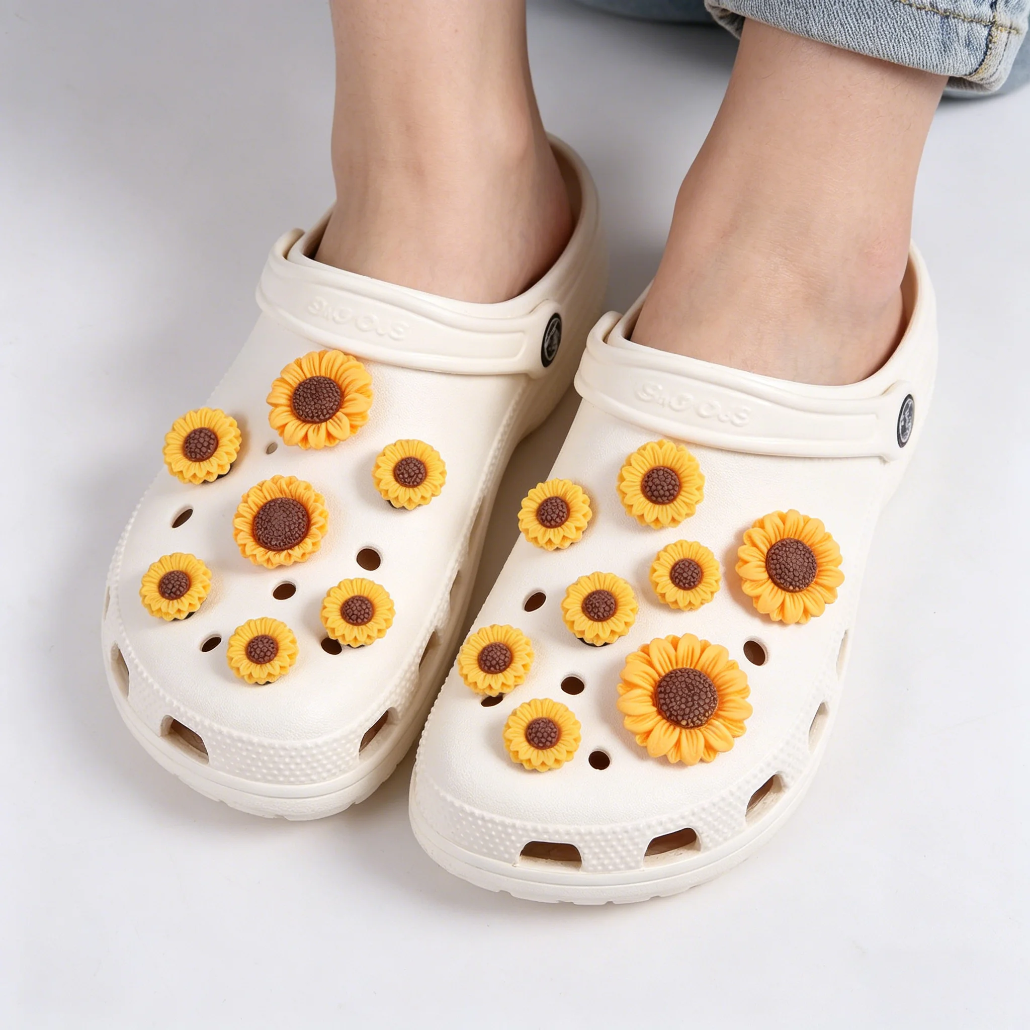 Randomly mixed sunflower cute style hole shoe accessory DIY shoe flower, women's beach shoe decoration buckle