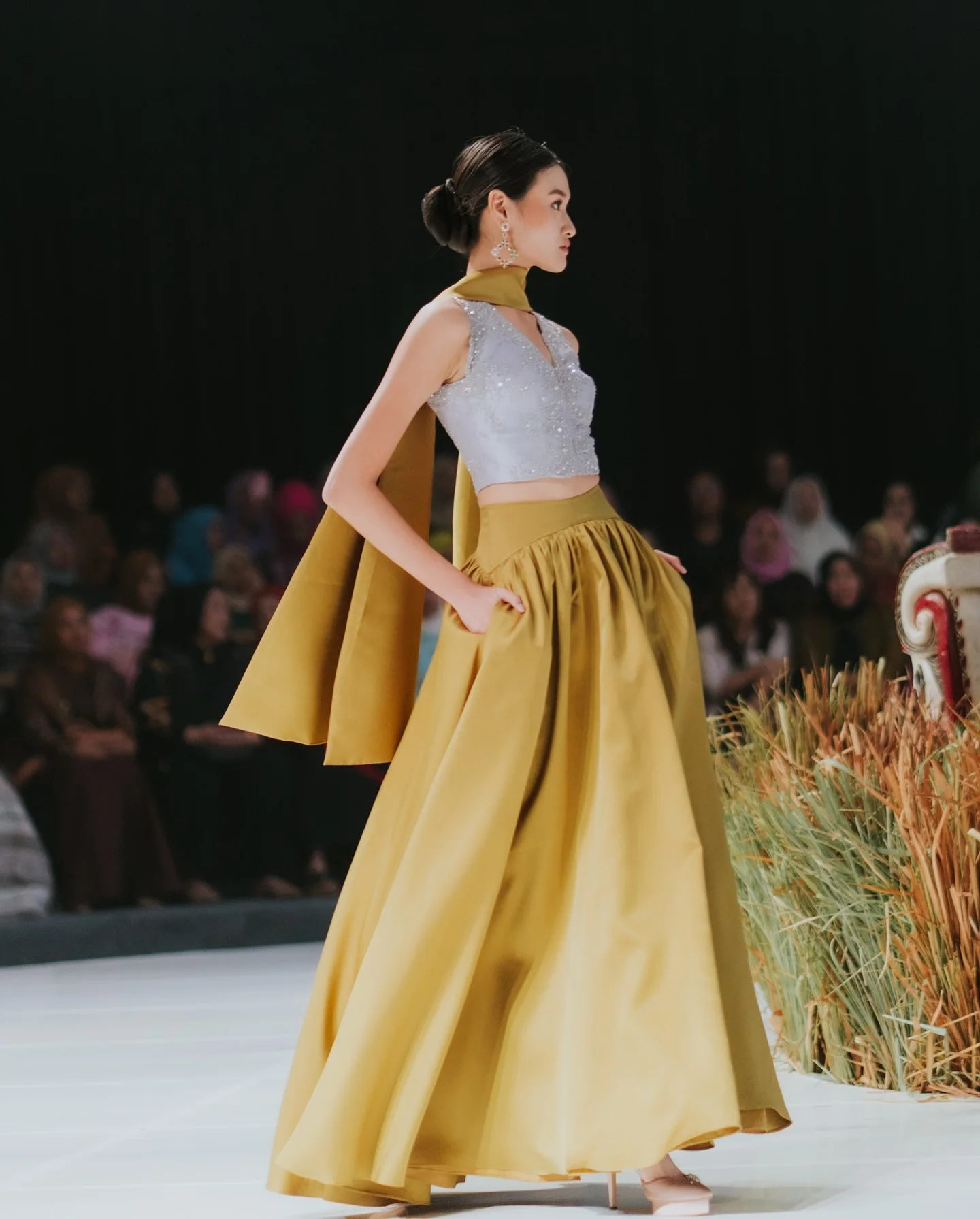 تنورة نسائية طويلة ذهبية جميلة بخصر عالٍ بطول الأرض تنورة سهرة من قماش التفتا مع جيوب تنانير حفلات للسيدات مصنوعة حسب الطلب