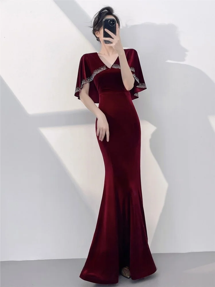 

A new wine red velvet fishtail light luxury and niche dress for the host