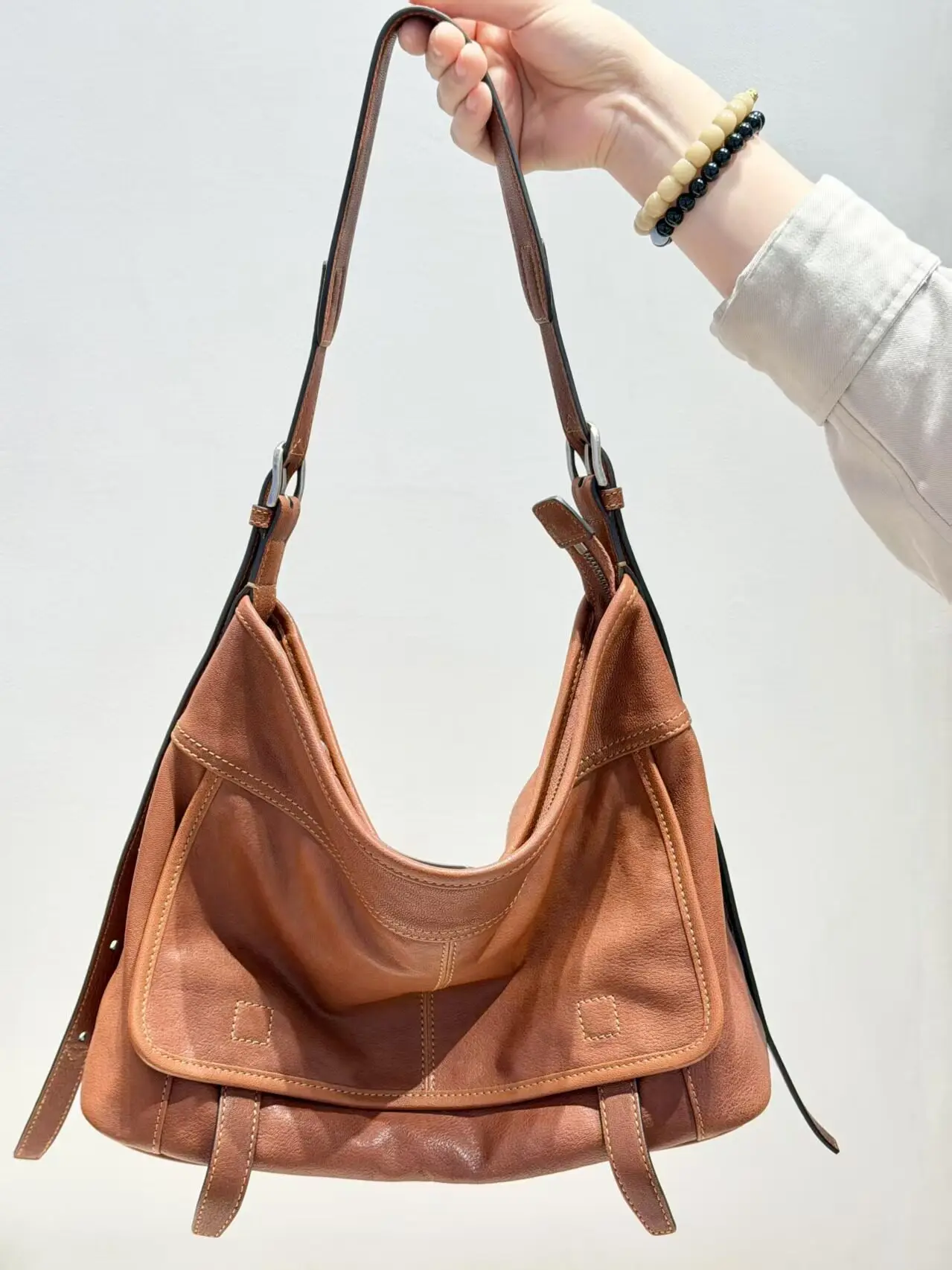 

Large-Capacity Bucket Bag for Women: Casual, Spacious Messenger Bag Commuting Shoulder or Crossbody Style, Durable and Breathabl