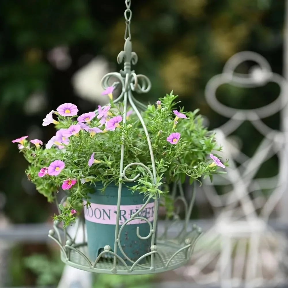 Retro hanging flower pot basket, vintage green metal plant stand with vine patterns, suitable for balcony garden decoration