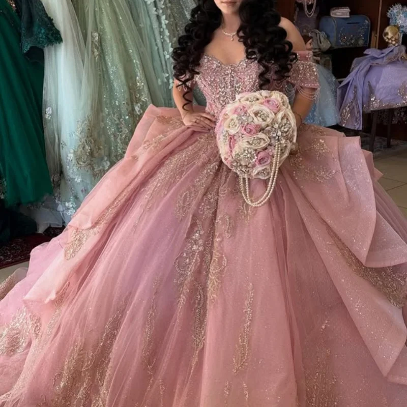 

Блестящие розовые платья с открытыми плечами, с кристаллами и кружевными аппликациями, многослойные, с длинным шлейфом, с большим бантом, Vestido De 15 Quinceanera, на заказ